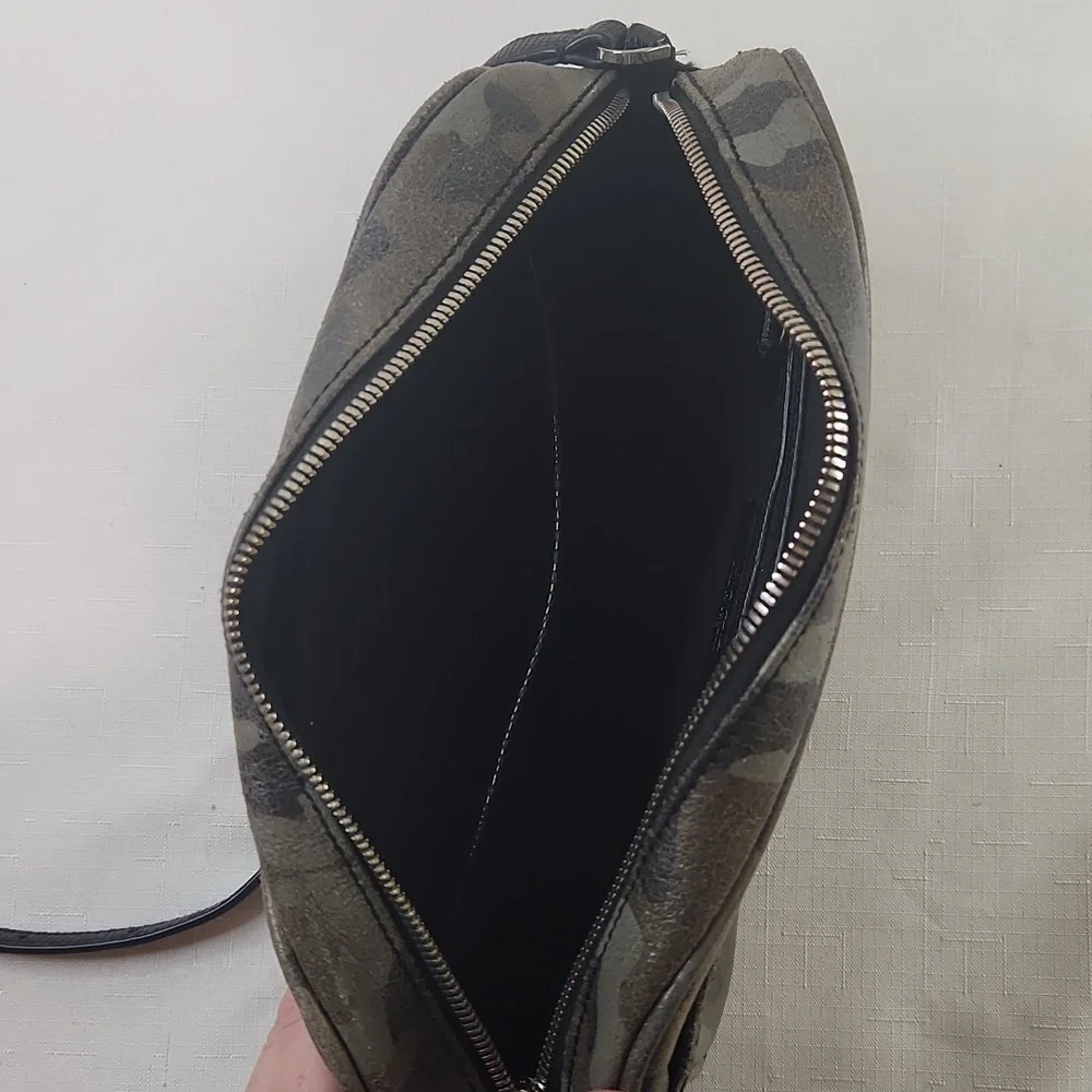 G.I.L.I Camo Leather Crossbody Bag. Size 9x6
